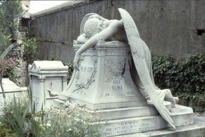 1.
Нуриев Рудольф Хаметович (1938-1993) – великий русский танцовщик, эпатажная звезда, реформатор классического балета, мировая знаменитость. Все, что связано с жизнью и искусством Рудольфа Нуриева, можно в подробностях узнать на различных энциклопедических и искусствоведческих ресурсах. Мы рассмотрим его могилу как впечатляющее произведение мозаичного искусства.
В 1996 году надгробие было изготовлено в итальянской мозаичной мастерской Акомена Спацио Мозаико (Akomena Spacio Mosaico). Мозаика ковра выполнена из мелких преимущественно квадратной формы элементов с плотнейшим прилеганием деталей, практически без видимых швов. Но при этом поверхность мозаики оставлена шероховатой, с весьма резкими изменениями уровня мозаичных элементов. Этот прием с расстояния уже 2-3 метров создает общее впечатление ковровой текстуры.
Посетители кладбища Сен-Женевьев де Буа с экскурсиями обязательно прикасаются к мозаичному ковру, только на ощупь раскрывая визуальный обман. Но как бы кто не относился к надгробию-ковру, могила Рудольфа Нуриева определенно единственная в своем роде.
2-3.
Скульптура «Ангел скорби» достаточно известна: ее изображение можно увидеть на обложках альбомов Evanescence, Nightwish и других музыкальных групп. Однако об истории появления этой скульптуры многие не знают.
«Ангел смерти» был установлен на протестантском кладбище. Здесь покоятся не только те, кто не принял католичество, но и атеисты, а также те, чья жизнь стала протестом против норм, укоренившихся в обществе. Автор скульптуры – американец Уильям Ветмор Стори. Юрист по образованию, он покинул Америку и с 1850 года жил в Риме. Здесь он создал немало скульптур в человеческий рост, среди которых наиболее известны «Клеопатра», «Медея», «Сафо»…
«Ангел скорби» стал последней работой мастера. Скульптор вложил в нее всю свою безграничную любовь к жене, которая скончалась в январе 1895 года. Спустя меньше года, не пережив боль утраты, Уильям Стори тоже умер. Его похоронили на том же кладбище, что и супругу, а «Ангел смерти» стал для четы Стори надгробным памятником.

Источник: