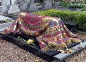 1.
Нуриев Рудольф Хаметович (1938-1993) – великий русский танцовщик, эпатажная звезда, реформатор классического балета, мировая знаменитость. Все, что связано с жизнью и искусством Рудольфа Нуриева, можно в подробностях узнать на различных энциклопедических и искусствоведческих ресурсах. Мы рассмотрим его могилу как впечатляющее произведение мозаичного искусства.
В 1996 году надгробие было изготовлено в итальянской мозаичной мастерской Акомена Спацио Мозаико (Akomena Spacio Mosaico). Мозаика ковра выполнена из мелких преимущественно квадратной формы элементов с плотнейшим прилеганием деталей, практически без видимых швов. Но при этом поверхность мозаики оставлена шероховатой, с весьма резкими изменениями уровня мозаичных элементов. Этот прием с расстояния уже 2-3 метров создает общее впечатление ковровой текстуры.
Посетители кладбища Сен-Женевьев де Буа с экскурсиями обязательно прикасаются к мозаичному ковру, только на ощупь раскрывая визуальный обман. Но как бы кто не относился к надгробию-ковру, могила Рудольфа Нуриева определенно единственная в своем роде.
2-3.
Скульптура «Ангел скорби» достаточно известна: ее изображение можно увидеть на обложках альбомов Evanescence, Nightwish и других музыкальных групп. Однако об истории появления этой скульптуры многие не знают.
«Ангел смерти» был установлен на протестантском кладбище. Здесь покоятся не только те, кто не принял католичество, но и атеисты, а также те, чья жизнь стала протестом против норм, укоренившихся в обществе. Автор скульптуры – американец Уильям Ветмор Стори. Юрист по образованию, он покинул Америку и с 1850 года жил в Риме. Здесь он создал немало скульптур в человеческий рост, среди которых наиболее известны «Клеопатра», «Медея», «Сафо»…
«Ангел скорби» стал последней работой мастера. Скульптор вложил в нее всю свою безграничную любовь к жене, которая скончалась в январе 1895 года. Спустя меньше года, не пережив боль утраты, Уильям Стори тоже умер. Его похоронили на том же кладбище, что и супругу, а «Ангел смерти» стал для четы Стори надгробным памятником.

Источник: