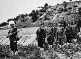 Сотник 2-го Верхнеудинского полка Забайкальского казачьего войска барон Владимир Фёдорович фон Эксе с горно-разведочной командой. Русско-японская война 1904-1905гг. 
Сотник и его разведчики-эвенки обуты в охотничьи кожаные поршни (чтобы не оставлять следов). Фон Эксе вооружён именным "Винчестером", полученным от императора за победу на соревнованиях по конному спорту, и трофейным японским кинжалом.