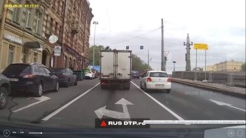 Там для самых внимательных водителей ещё и на полосе разметка есть.
Но судя по всему, просто народ оборзевший, т.к. не только эта звезда там с правого ряда налево ездит.