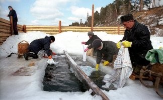 постирушки в тех банях были невозможны, так как там не было котла для воды. стирали в речках или озёрах и зимой и летом, понятно что стирали когда от грязи ломаться начиналось. бани топились по чёрному, там и помыться то непросто не извазившись, говорю ответственно - ибо один раз был в такой бане, у кого то из знакомых дом в Новгородской, старый, до революционный ещё, достаточно богатый, и баня по чёрному, во первых она достаточно холодная и было холодно, и желание было побыстрее свалить от туда, во вторых там всё черное от копоти, от потолка до пола, двери, стены, всё чёрное, и к этому остатки дыма ели глаза. печка грела камни, когда прогорала шли мыться, мытьё выглядело так - на каждого моющегося тазик воды, немного плескали на камни, потели, и потом окатывались остатками и всё. воду не грели. вы путаете те бани с современными.