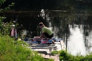 постирушки в тех банях были невозможны, так как там не было котла для воды. стирали в речках или озёрах и зимой и летом, понятно что стирали когда от грязи ломаться начиналось. бани топились по чёрному, там и помыться то непросто не извазившись, говорю ответственно - ибо один раз был в такой бане, у кого то из знакомых дом в Новгородской, старый, до революционный ещё, достаточно богатый, и баня по чёрному, во первых она достаточно холодная и было холодно, и желание было побыстрее свалить от туда, во вторых там всё черное от копоти, от потолка до пола, двери, стены, всё чёрное, и к этому остатки дыма ели глаза. печка грела камни, когда прогорала шли мыться, мытьё выглядело так - на каждого моющегося тазик воды, немного плескали на камни, потели, и потом окатывались остатками и всё. воду не грели. вы путаете те бани с современными.