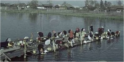 постирушки в тех банях были невозможны, так как там не было котла для воды. стирали в речках или озёрах и зимой и летом, понятно что стирали когда от грязи ломаться начиналось. бани топились по чёрному, там и помыться то непросто не извазившись, говорю ответственно - ибо один раз был в такой бане, у кого то из знакомых дом в Новгородской, старый, до революционный ещё, достаточно богатый, и баня по чёрному, во первых она достаточно холодная и было холодно, и желание было побыстрее свалить от туда, во вторых там всё черное от копоти, от потолка до пола, двери, стены, всё чёрное, и к этому остатки дыма ели глаза. печка грела камни, когда прогорала шли мыться, мытьё выглядело так - на каждого моющегося тазик воды, немного плескали на камни, потели, и потом окатывались остатками и всё. воду не грели. вы путаете те бани с современными.