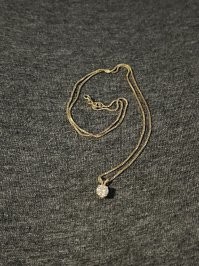 "Моя мама умерла, когда я была совсем малышкой. Мой папа превратил ее обручальное кольцо в цепочку для меня. Я очень дорожу этим подарком."

Если бы она знала, как работают ювелиры, то уже не так бы дорожила этим подарком... Там нет и капли золота от кольца, такова реальность.