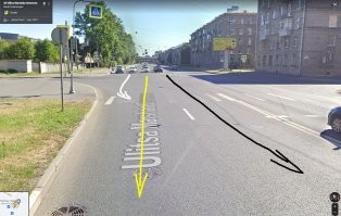 Если знаков нету, то легковым машинам до 2.5т, по трамвайным путям через перекресток можно двигаться и прямо.