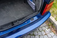 Эта фотка для многих ничего не скажет

А это фотка багажника, а заглушка - заливная горловина для омывателя стекла.