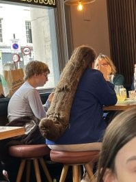 похоже она ему еще и туалетную бумагу заменяет