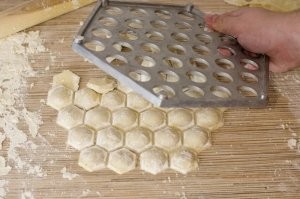 В ССССР всегда так было: даже  из пельменницы с КРУГЛЫМИ отверстиями выходили ПЯТИУГОЛЬНЫЕ пельмени, как символ знака качества! )))