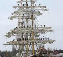 500-600 человек на галеонах того времени было нормой. 60 пушек это минимум 5 человек расчёта, плюс подносчики боеприпасов. Трюмная команда. Палубная команда. Команда обслуживающая паруса (прямые паруса требовали свою группу на каждый парус). Кроме того на галеонах того времени имелся отряд солдат, в среднем от 100 до 150 человек.  Поэтому кают и кубриков для матросов и солдат просто не существовало: где притулился, там и спишь. Так что вполне себе реальное число, учитывая что при такой скученности и тогдашней санитарии мёрли матросики как мухи.
