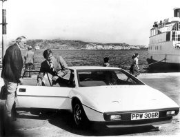 Lotus-Esprit S1 1976 г. "засветился" в фильме про Джеймса Бонда (007). 
Фильм 1977 года «Шпион, который любил меня» с Роджером Муром.