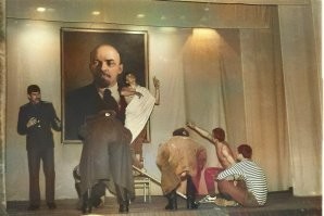 Накину раскрашенное фото из дембельского альбома. 
Тоже уже история...  
При КПСС была своя атмосфЭра