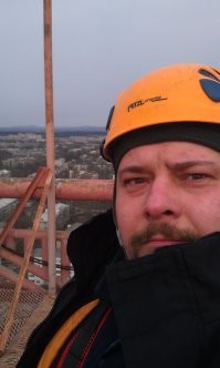 Это да. Обмен веществ нарушен. 
Как в двадцать начало разносить, так хрен сбросишь. 
После больницы (поломался) 150 кг весил. 
Сейчас уже двадцать сбросил. 

А работаю монтажником связи, слаботочных систем и промышленным альпинистом.