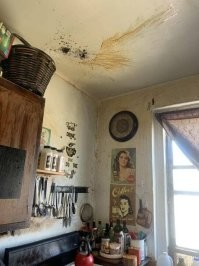 Блин, что за свиньи?! Тут кухня грязнючая, у второго бардак...Пипец.