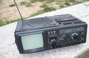 "Такие частоты были у советских магнитофонов в 1960-х. На уровень 80-х годов это никак не тянет." - каких именно? уася, ты реально упоротый. кстати, спасибо за то, что показал с чего слизан был "амфитон" с теликом, который в продаже не видел ни разу. только в журналах, о достижениях народного хозяйства.