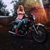 а уверены, что это фото из 90х, а не фильтра под 90ые?
крыша на заднем плане какая-то современная...

(прекрасность не подвергаю сомнению).