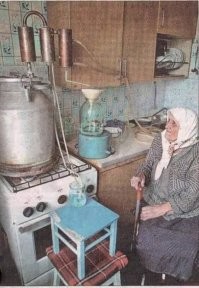 Конечно бабулю посадили следить за процессом.
Не деда же, он на первой банке сломается