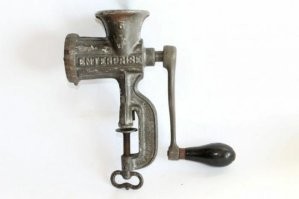 Советская первая мясорубка, производства 1927 года, была как обычно водится скопирована с американской модели Enterprise . А что было делать еще, не изобретать же колесо заново? Зато стоила дешевле американской (по моему на 2 рубля) и кроме этого не нужна была валюта для закупок. К сожалению такой трюк не сработает с Айфоном.