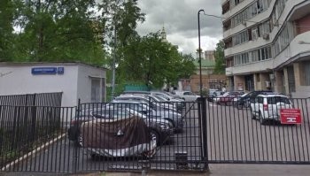 Обновлять надпись входит в обязанность дворника. 
Чужие сейчас там не ходят. )