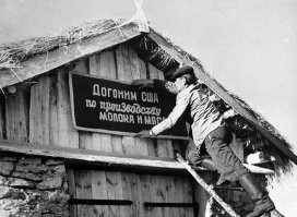 Я ее ласкаю и кормлю шоколадкой,
А себя терзаю ужасной загадкой:
Что вот она моргает и не понимает,
Что взгляд ее мне что-то напоминает.