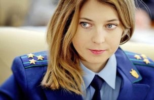 А по мне так очень даже симпатичная недалёкая дурочка. 
В нашей ГосДуме таких полно.