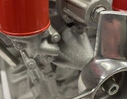 В одном из интервью, на вопрос о стоимости такой модели, мастер ответил, что самолёт стоит примерно как хороший внедорожник, не называя, впрочем, конкретных цифр. Так что спору нет -- игрушка очень дорогая, но не то, чтобы астрономически. Зато модель, представленная в посте выглядит не авторским изделием за 15 тыс. долларов, а каким-то "Италия машина-лошадь милый игрушка мотор собери сам" со всем известного сайта и с ценником... ну тысяч в десять рублей от силы. Болты -- просто вырви глаз, не удивлюсь, если это даже не металл, а крашеный пластик. Кривое литьё. Вентилятор, который допиливали напильниками в местной артели инвалидов. И вишенкой на торте ржавая шайба под болтом, на котором этот вентилятор держится. Блин, ржавая шайба в игрушке за миллион!