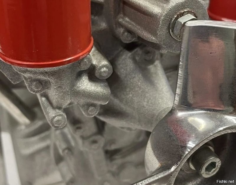 В одном из интервью, на вопрос о стоимости такой модели, мастер ответил, что самолёт стоит примерно как хороший внедорожник, не называя, впрочем, конкретных цифр. Так что спору нет -- игрушка очень дорогая, но не то, чтобы астрономически. Зато модель, представленная в посте выглядит не авторским изделием за 15 тыс. долларов, а каким-то "Италия машина-лошадь милый игрушка мотор собери сам" со всем известного сайта и с ценником... ну тысяч в десять рублей от силы. Болты -- просто вырви глаз, не удивлюсь, если это даже не металл, а крашеный пластик. Кривое литьё. Вентилятор, который допиливали напильниками в местной артели инвалидов. И вишенкой на торте ржавая шайба под болтом, на котором этот вентилятор держится. Блин, ржавая шайба в игрушке за миллион!