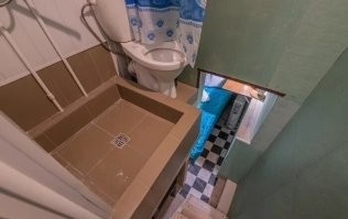 Сначала показалось, что поддон из картона...