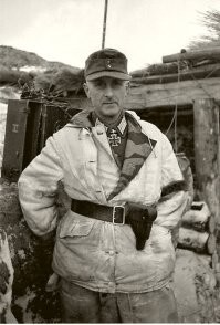 На мой взгляд автор не совсем до конца расписал метод ношения кобуры гансами. В полевых условиях да и повседневно они предпочитали совмещать кобуру на пузо, таким образом пистолет действительно удобно вынимать правой рукой. По мне, с правой стороны на много удобней, но тут больше выработка привычки, мышечной памяти. Принято у фрицев носить с левой стороны, моторика так и вырабатывается.