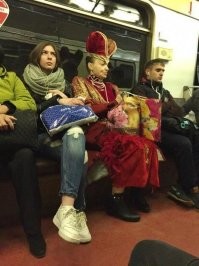 Ну, что на голове у императрицы-то вс ё понятно. А что за хрень на башке у её охранника слева?))))))