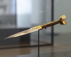 15th Century Nasrid Period Ear Dagger

Цена - 6 млн. долларов. Этот искусно украшенный кинжал был найден на территории современной Испании и относится к 15-му веку. Это были времена правления династии Насридов, властителей Гранадского эмирата. Возраст и уникальность оружия увеличивают его ценность. На рукояти кинжала находятся сплющенные диски, которые напоминают уши. Отсюда и название Ear Dagger («ушастый кинжал»).