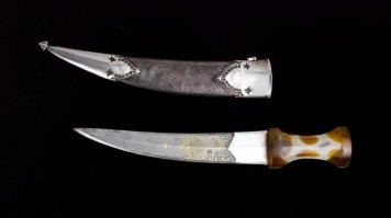 Shah Jahan’s Personal Dagger
Цена - 3, 3 млн. долларов. Этот кинжал принадлежал Шах-Джахану, который был одним из величайших падишахов в истории империи Моголов, которая достигла своего апогея между 1627 и 1657 годами. Клинок этого элегантного оружия изготовлен из серебра, и украшен золотым орнаментом. С тех пор, как кинжал был обнаружен, он переходил из рук в руки в общей сложности пять раз, пока не достиг цены в 3,3 миллиона долларов.