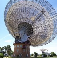 Насчёт излучения микроволновки - газетная утка, которая до сих пор ходит по всяким ресурсам, даже в Википедии вроде до сих про  это статья имеется.
Дело в том что отсекать паразитные сигналы, начали ещё воееные во времена ВМВ, а уж для современных редиотелескопов - пишется целый отдельный программный модуль, который вычленяет все известные, и возможные сигналы на поверхности планеты, и в близком космосе, чтоб можно было без помех получать и обрабатывать только сигналы из далёкого космоса, более того излучение локальное, от излучения удалённых объектов имеют разную сигнатуру, благодаря эффекту Доплера, и спутать сигнал от удалённого объекта, который между прочим движется относительно тебя, никак не представляется возможным с источником, который статично находится рядом с антенной. И, предположим что астрономы совсем уж не дураки, и вводят телескоп в эксплуатацию годами, замеряя все параметры и настраивая его, а когда ловят какой-то непонятный сигнал, сразу связываются с коллегами по цеху и местными военными и работниками радиостанций чтоб запросить у них данные по конкретному участку диапазона и сектора неба, где они засекли аномалию. Потому что мир наш наполнен всякими радиоизлучающими объектами, начиная от микроволновок, заканчивая любительскими радиостанциями, военными спутниками и метеозондами, и если б в  этой области науки работали такие аутисты, которые бытовую микроволновку  у себя под носом распознать не могут (17 лет!!), то данный вид исследования космоса, давно бы уже накрылся медным тазом, как крайне сложный и бесперспективный, раз столько много неучтённых и слабо вычислимых паразитных засветок. Всё равно что группа дошкольников вечером в парке, на слух будут пытаться распознать скрежет одного конкретного сверчка, игнорируя все остальные звуки природы и других сверчков.
Это бред, не выдерживающий никакой критики, нацеленный исключительно на жёлтую прессу.. однако жив до сих пор, так как каждый школьник  копирует его и делает пост "взрывающий интернет".
Для тех кто хотя бы 9 классов школы окончил и не прогуливал физику, новость звучит с роду "Учёные не могли по компасу 17 лет найти направление Северного полюса, потому что носили с собой в кармане сильнодействующий магнит."
Остальные факты я уже читать не стал, так как уровень автора стал мне ясен, кто осилил этот пост до конца, думаю - найдут в себе силы проверить правдивость тех или иных высказываний. Что в целом всегда полезно не верить с  ходу "ошеломительным" новостям, а самому сесть и разобраться , как там и что на самом деле.