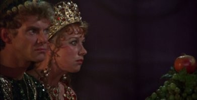 Хелен Миррен прославилась Калигулой. Скандальный фильм был просмотрен всеми, плевались многие, шокированы были поголовно все, но уж не запомнить актеров и сцены было невозможно.