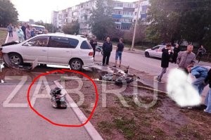 "Его пассажирка ехала без шлема" - а он, наверное, сразу в двух?