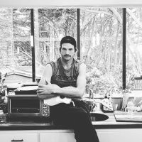 Кучер получил степень в сфере биохимического инженеринга в университете Айовы. Решение Эштона пойти на такую специальность было мотивированно очень трогательной историей. Ему хотелось узнать больше о пороке сердца своего брата и, возможно, вылечить его. Да, и мы тоже полюбили Эштона еще больше!