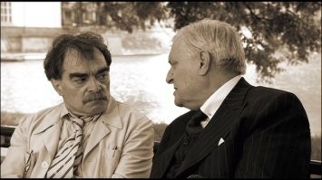 Спрятался от трамвая .
