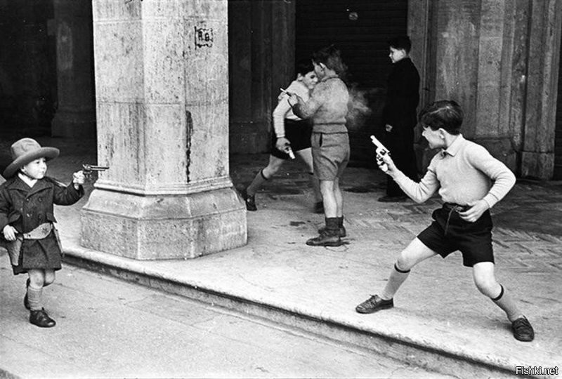Дети, играющие в ковбоев, Рим   Италия, 1951