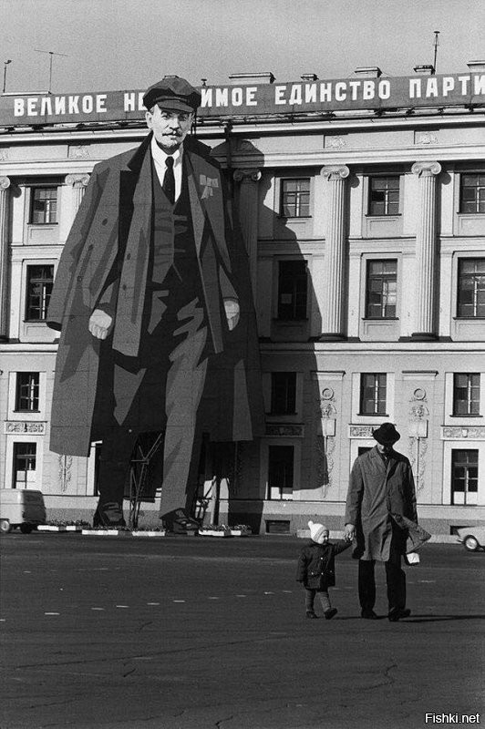 Изображение Ленина на фасаде Зимнего Дворца по случаю 9 мая, Ленинград, 1973