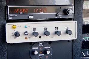 7500 - это не фраза. Это squawks код, который выставляется на транспондере.

7500 - самолет захвачен
7700 - аварийная ситуация
7600 - потеря радиосвязи
7777 - самолет перехвачен истрибителем
а 7000 ставится, если самолет не получил squawks код от диспетчера.

Выставляется код вот такими, или похожими "крутилками".
При выставлении или смене кода экипаж крутит ручки в ту сторону, чтоб не прощелкиваться через цифру "7". Угадайте почему.