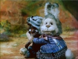 Мимимишки: камера сняла медвежонка, купающегося с игрушкой