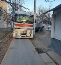 Так хлопець забув салом борта натереть, а так бы точто протиснулся