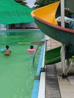 Это для того, что бы вода в бассейн стекала, а не для защиты жопы.