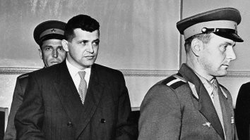 Есть мнение что механизм самоуничтожения находился в сопряжении с механизмом катапультирования пилота, Пауэрс об этом догадывался (техники и обслуживания самолёта ему намекнули, что рычаги катапультирования лучше не трогать), посему покидал самолёт по старинке, вывалившись из кабины самостоятельно. Кстати и монету с иглой он сразу предъявил прибывшим на место крушения чекистам, со словами - не хватило ещё, чтоб кто-нить по  незнанию и неосторожности укололся и умер.
А о его содержании под стражей, красноречиво говорит его внешний вид на суде, который был открытым, и там пилот отлично выглядит, в меру упитанный и без следов истязания, вроде таких как побои или лишение сна, или скудное питание, да и сам Хрущёв, писал отцу Пауэрса, что поможет тому с поездкой в СССР, если тот  хочет повидать сына.
И ладно бы там, пилот не мог ничего рассказать, но он же вернулся в США, и если б что-то да было, то он вполне себе спокойно бы всё рассказал по честному. Однако не стал врать, более того его начали травить, что он такой сякой, попался в лапы злобным русским комми, и мало того что не роскомнадзорнулся самостоятельно, так ещё и всё им рассказал.. и тут, по возвращению смеет про них хорошо отзываться, типо они тоже люди и в целом относились к нему по человечески, хотя по тамошним законам СССР, могли тупо высшую меру дать. Получалось что американская пропаганда рисовала эдаких людей с пёсьими головами, способных на всяческие зверства по отношению к Америке и её жителям, а по факту, получается что там тоже люди, весьма достойные, гуманные и с миролюбивыми понятиями, пилят свой социализм, и искренне удивляются, почему если Америка за мир и всё такое, они лезут со своими военными базами в Европу и над мирным государством запускаю в небе своим самолёты с непонятными целями.. ведь тогда уже были атомные бомбы, и была вероятность, что вместо разведчика на недосягаемой высоте, летит самолёт, который тащит к Москве или Минску или к другому относительно большому городу - атомную бомбу.
В общем на родине, он сработал против своей пропаганды, фактически выступив эдаким человеком который там был, и который сказал (да и книгу целую написал "Перелёт") - "Да врёте вы всё про русских, не жрут они там младенцев и не вытачивают целыми днями калашниковы лишь бы на нас напасть. Живут себе как в целом и мы, тоже бояться и не  хотят войны, тем более они во вторую мировую горя хапнули так, что никому не пожелаешь".
К сожалению, погиб потом трагически.