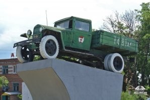 Во время Войны завод, изготовлявший полуторки разбомбили. Кузовные штампы восстановить не удалось. Поэтому автомобили выпускались в таком вот виде.