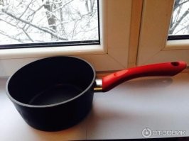 На фото не сковородка, а так называемая, кастрюля - ковш, отлично служит для  приготовления соусов, кремов, каш.  Советую вам  поберечь  свои глаза, они у вас часто кровоточат. :)