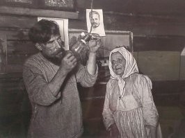 Задолбали своим Эдисоном. Не изобретал он ничего, а тупо тырил, либо покупал чужие идеи, немного изменял/модернизировал, а потом патентовал как СВОЁ изобретение. У него были и свои изобретения, но очень малозначительные, даже по тем временам. Лампа накаливания изобретение Лодыгина, Эдисон придумал всего лишь цоколь к ней. Этот фонограф ваш, изобретение Шарля Кро, который он также видоизменил и побыстренькому запатентовал. А уж сколько идей он у Теслы попи#дел, пока тот реально наукой занимался, а не бегал по патентым бюро, регистрируя каждое достижение. Кому не лень, можете порыться, в инете, кому принадлежат все его "изобретения" до их патентования. Он и на радио хотел лапу наложить, но там претендентов и так было достаточно: Маркони, Попов, Герц и опять же Тесла. К тому же перед этим сам же и заявлял, что передача сигнала "по-воздуху" на дальние расстояния, это чепуха полнейшая и будущее за светопередачей видимого спектра. То есть надо вкладываться в лампы накаливания сверхвысокого свечения, изобретения которым он тогда уже считался. Барыга одним словом. 
Но мы то знаем, что на самом деле лампочку придумал Ленин. Её так и назвали - лампочка Ильича.