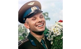 Здравствуйте, мои милые, горячо любимые Валечка, Леночка и Галочка!

Решил вот вам написать несколько строк, чтобы поделиться с вами и разделить вместе те радость и счастье, которые мне выпали сегодня. Сегодня правительственная комиссия решила послать меня в космос первым. Знаешь, дорогая Валюша, как я рад, хочу, чтобы и вы были рады вместе со мной. Простому человеку доверили такую большую государственную задачу   проложить первую дорогу в космос!

Можно ли мечтать о большем?

Ведь это   история, это   новая эра!

Через день я должен стартовать. Вы в это время будете заниматься своими делами. Очень большая задача легла на мои плечи. Хотелось бы перед этим немного побыть с вами, поговорить с тобой. Но, увы, вы далеко. Тем не менее я всегда чувствую вас рядом с собой.

В технику я верю полностью. Она подвести не должна. Но бывает ведь, что на ровном месте человек падает и ломает себе шею. Здесь тоже может что-нибудь случиться. Но сам я пока в это не верю. Ну, а если что случится, то прошу вас и в первую очередь тебя, Валюша, не убиваться с горя. Ведь жизнь есть жизнь, и никто не гарантирован, что его завтра не задавит машина. Береги, пожалуйста, наших девочек, люби их, как люблю я. Вырасти из них, пожалуйста, не белоручек, не маменькиных дочек, а настоящих людей, которым ухабы жизни были бы не страшны. Вырасти людей, достойных нового общества   коммунизма. В этом тебе поможет государство. Ну, а свою личную жизнь устраивай, как подскажет тебе совесть, как посчитаешь нужным. Никаких обязательств я на тебя не накладываю да и не вправе это делать. Что-то слишком траурное письмо получается. Сам я в это не верю. Надеюсь, что это письмо ты никогда не увидишь, и мне будет стыдно перед самим собой за эту мимолётную слабость. Но если что-то случится, ты должна знать всё до конца.

Я пока жил честно, правдиво, с пользой для людей, хотя она была и небольшая. Когда-то, ещ1 в детстве, прочитал слова В. П. Чкалова: «Если быть, то быть первым». Вот я и стараюсь им быть и буду до конца. Хочу, Валечка, посвятить этот полёт людям нового общества, коммунизма, в которое мы уже вступаем, нашей великой Родине, нашей науке.

Надеюсь, что через несколько дней мы опять будем вместе, будем счастливы.

Валечка, ты, пожалуйста, не забывай моих родителей, если будет возможность, то помоги в чём-нибудь. Передай им от меня большой привет, и пусть простят меня за то, что они об этом ничего не знали, да им не положено было знать. Ну вот, кажется, и всё. До свидания, мои родные. Крепко-накрепко вас обнимаю и целую, с приветом, ваш папа и Юра.

10.04.61 г.

(Орфография и пунктуация автора сохранены)