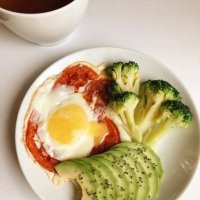 Я авокадо ем с яичницей почти каждое утро.