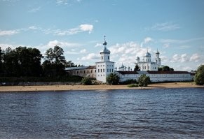 Угу. Гарвард был первым образовательным учреждением для духовенства на территории будущих США. 
В России духовенство получало образование в монастырях. Например, Свято-Юрьев мужской монастырь в Великом Новгороде, заложенный Ярославом Мудрым.