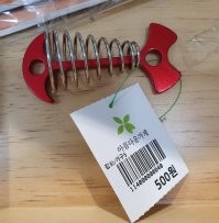 Интересно было бы увидеть как этот "анкер" в деревянную поверхность вкручивают. Больше на кормушку для донки похоже.